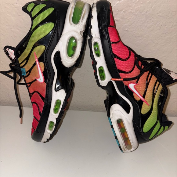 Nike Red and Green Sneakers with Iconic Design - Picture 12 of 16